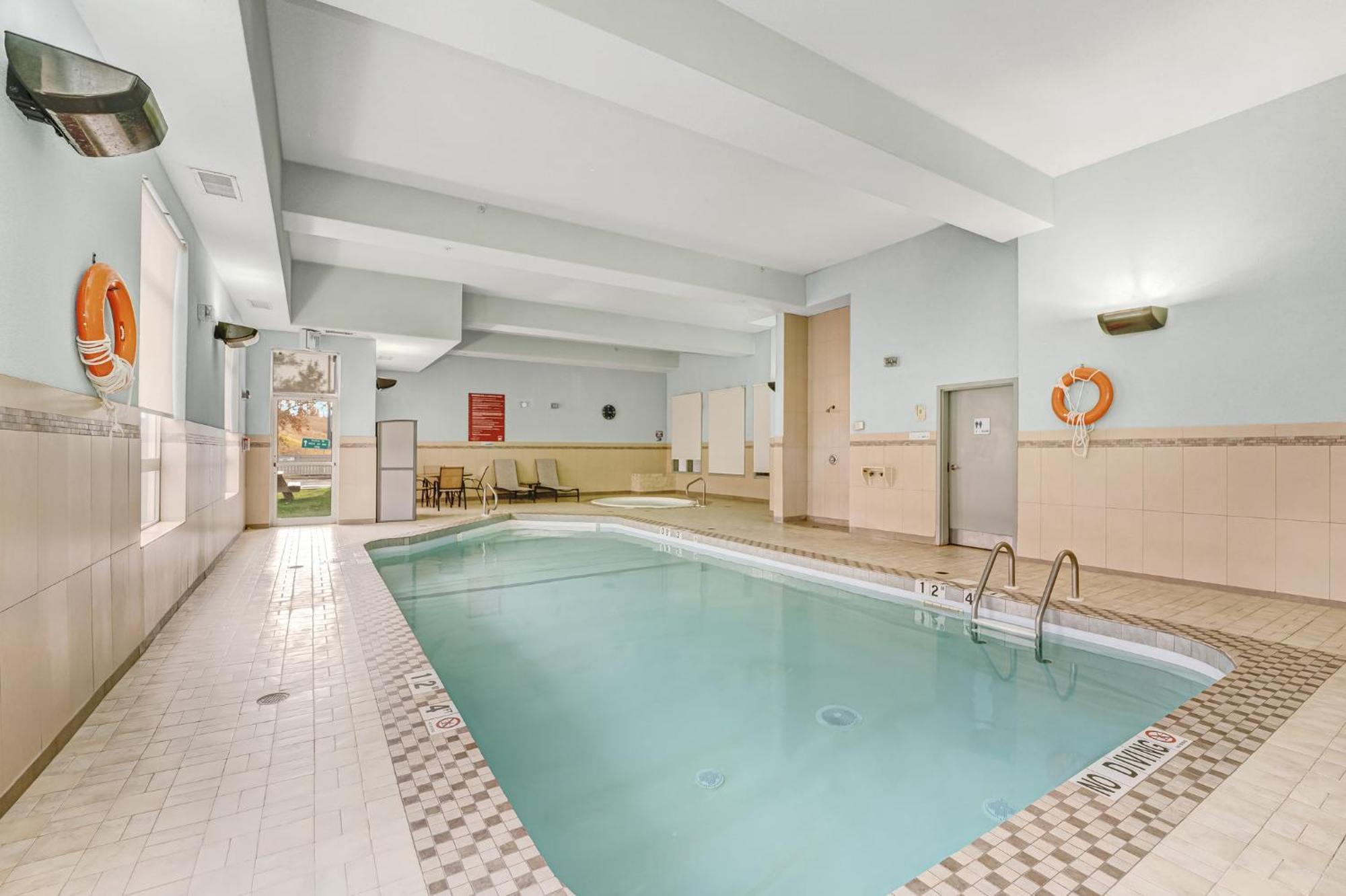 Holiday Inn Express Hotel & Suites-Edmonton South By Ihg Dış mekan fotoğraf